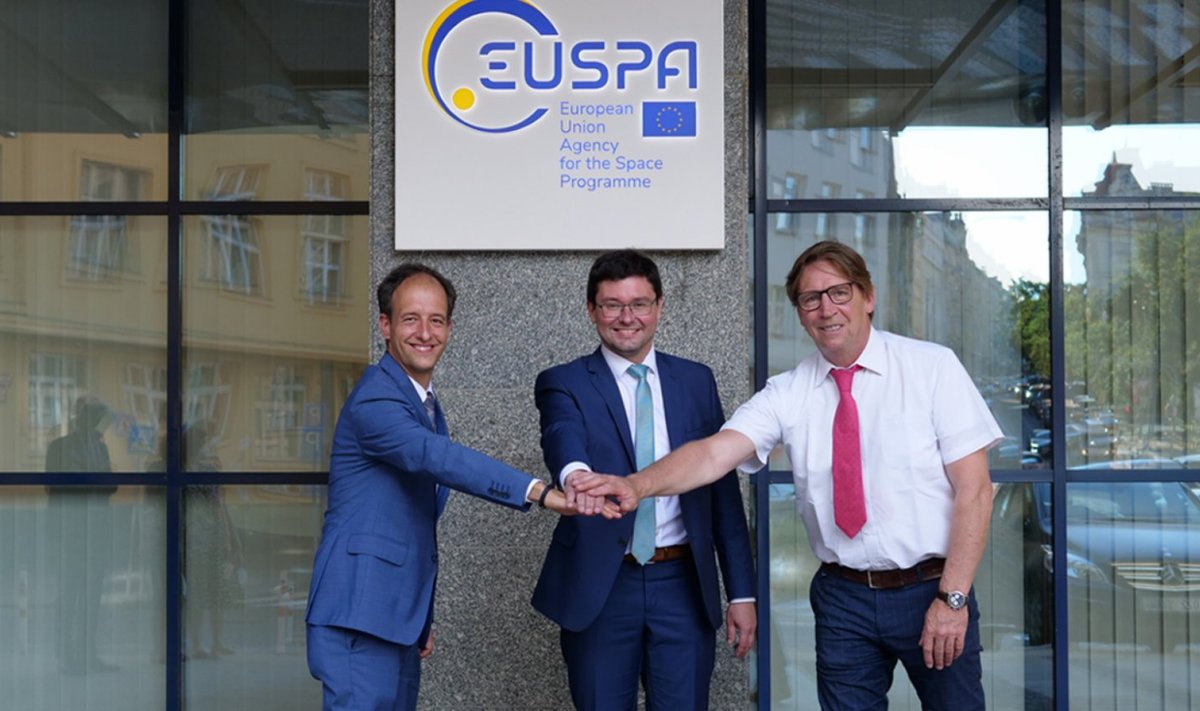 Родриго да Кошта (слева), директор нового агентства Евросоюза, на открытии EUSPA