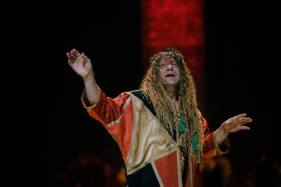 Gert Raudsep teeb Pentheusena pöörase kabaree-etteaste.