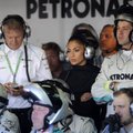 Lewis Hamiltoni kallim visati Mercedese boksist välja