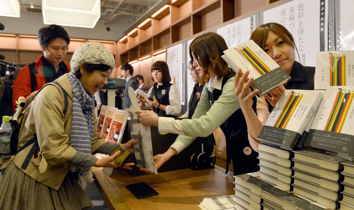 Koduses Jaapanis sai  2013. aastal ilmunud „Värvitust Tazaki Tsukurust” kohe müügihitt.