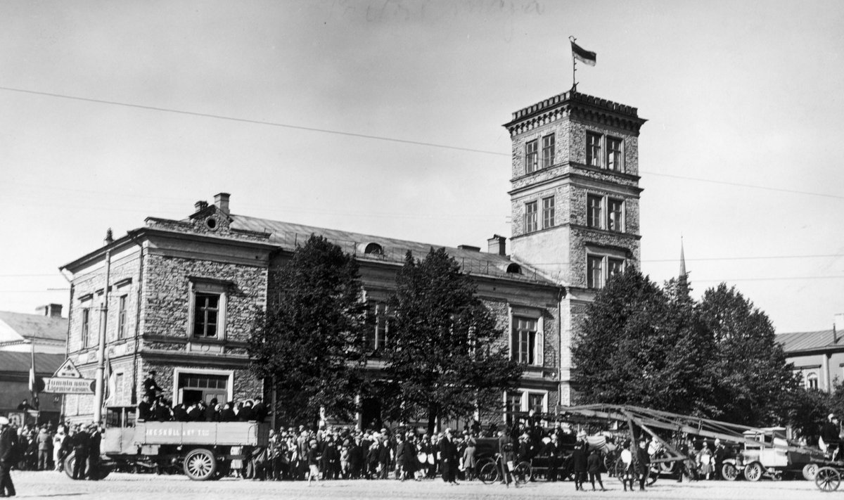KOGUNEMISPUNKT: Tallinna pritsimaja, kus töölised koosolekuid pidasid ja kust sai 25. novembril 1930 alguse suur meeleavaldus. Fotol tuletõrjujate üritus samast aastast.