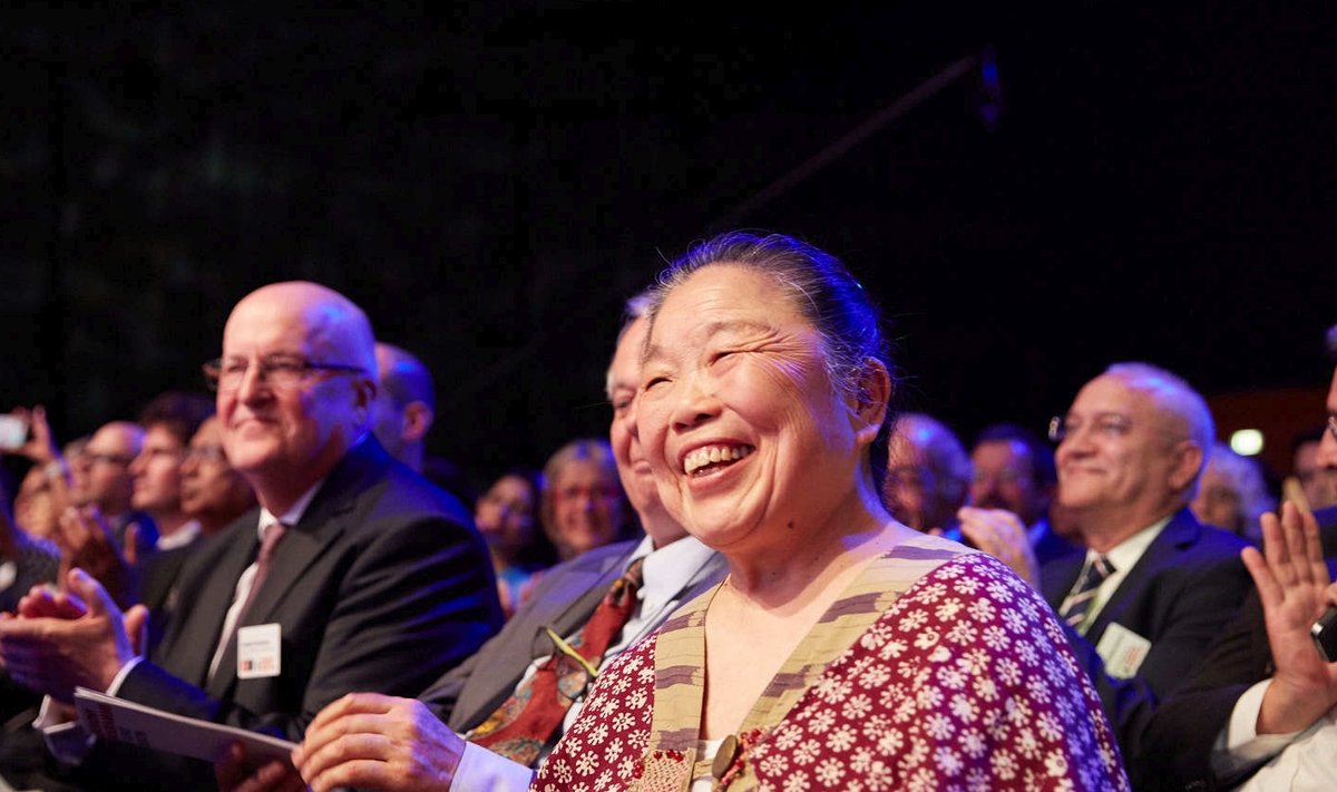 Esiplaanil naerab Helen Lee, kes võitis galal rahva lemmiku preemia. Ta leiutas arengumaadele mõeldud odavad ja tõhusad diagnoosikomplektid.