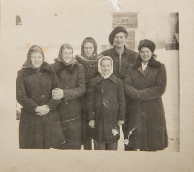 Evi pere 1956. aastal Krasnojarskis. Pildi taga seisab: „Viitungilapsed Emmeliine, Johannes, Linda, Evi, Salme, Mare. Siber 1956.”