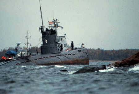 VISKI ROOTSI KALJUDEL: Ööl vastu 28. oktoobrit 1981 Karlskrona lähedal kalju otsa sõitnud Nõukogude allveelaev S-363.