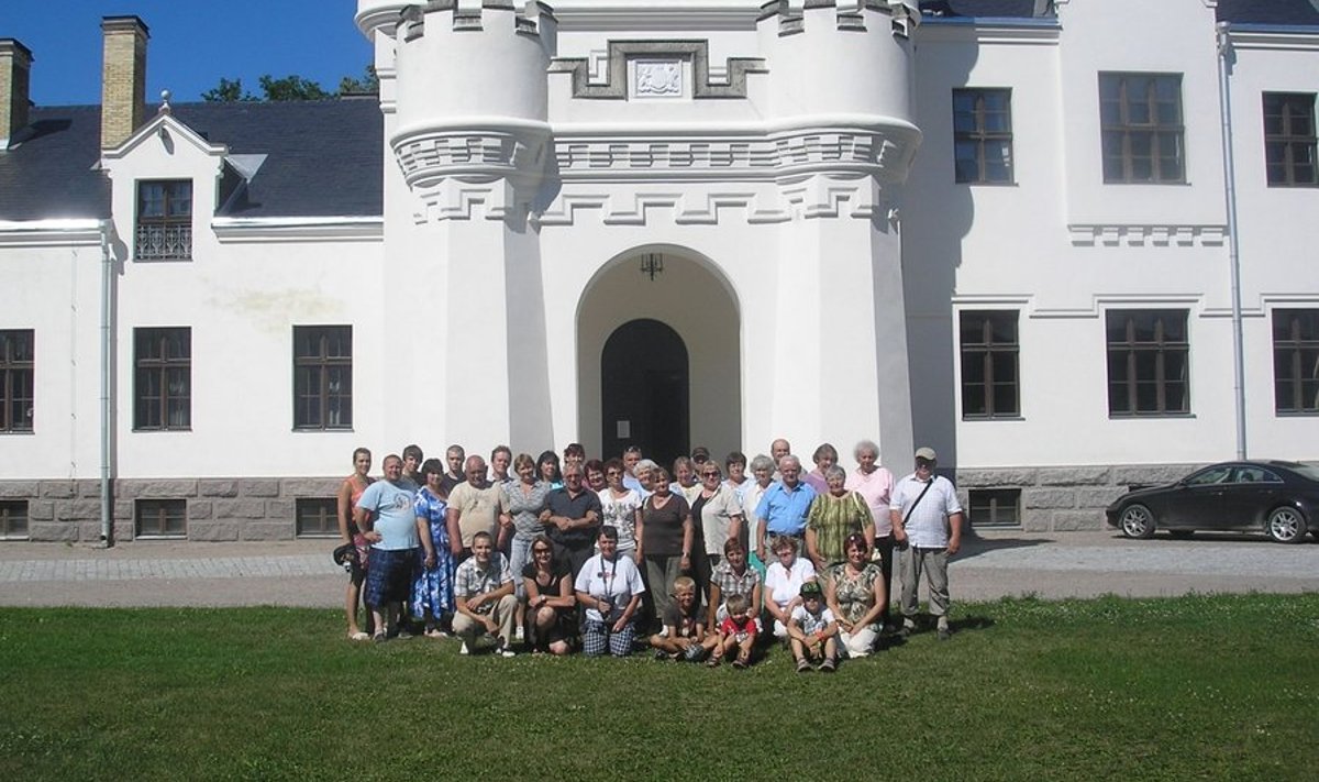 Reisiseltskond Alatskivi lossi ees. Foto: erakogust