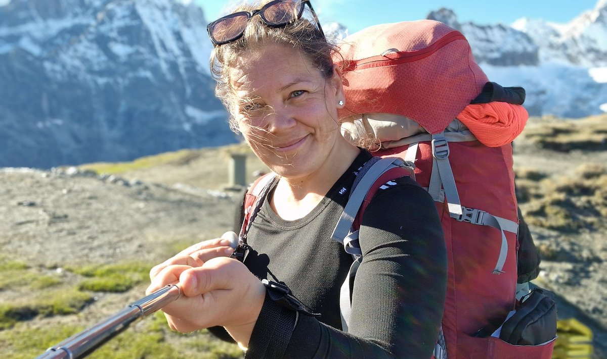 Kolme riiki läbiva matka 6. päeva pealelõunal jõudis matkasell Siiri Itaalia ja Šveitsi piiritähiseni, mis asub Grand Col Ferreti (2537 m) kurus.