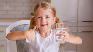 Lihtne kodune nipp eemaldab mõne minutiga joogiveest kuni 90 protsenti mikroplastist