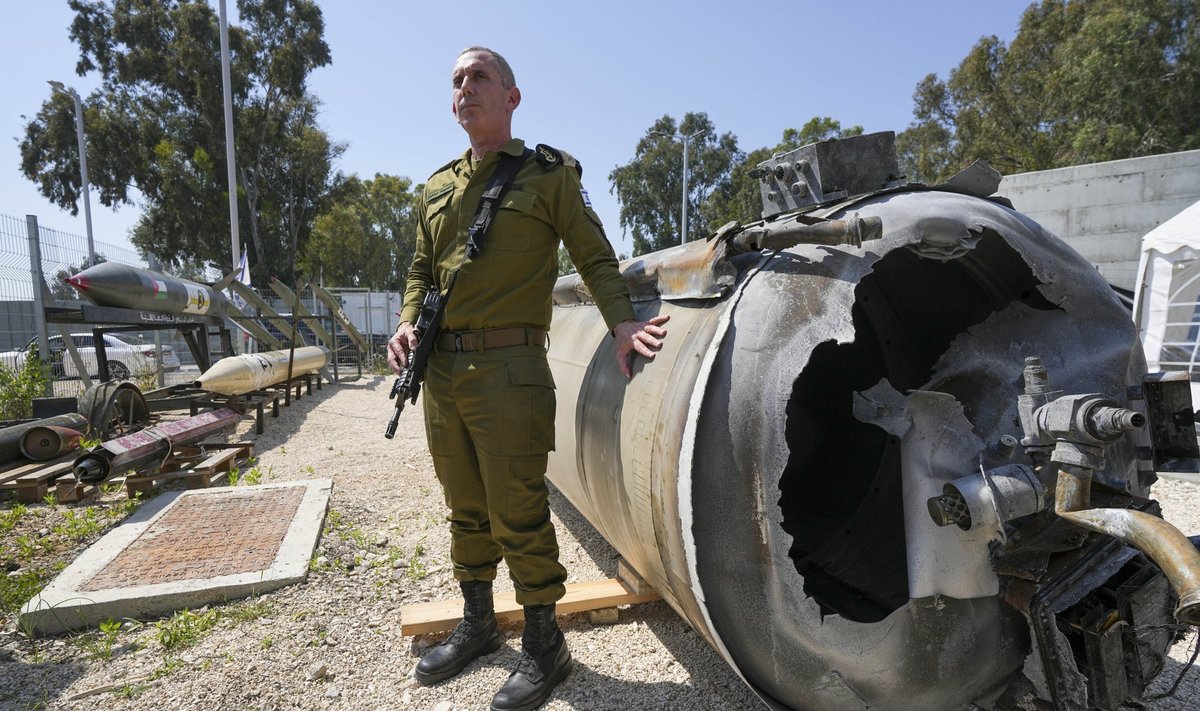 Iisraeli armee pressiesindaja Daniel Hagari näitab raketti, mis tulistati nädalavahetusel alla Iisraeli lõunaosas. 