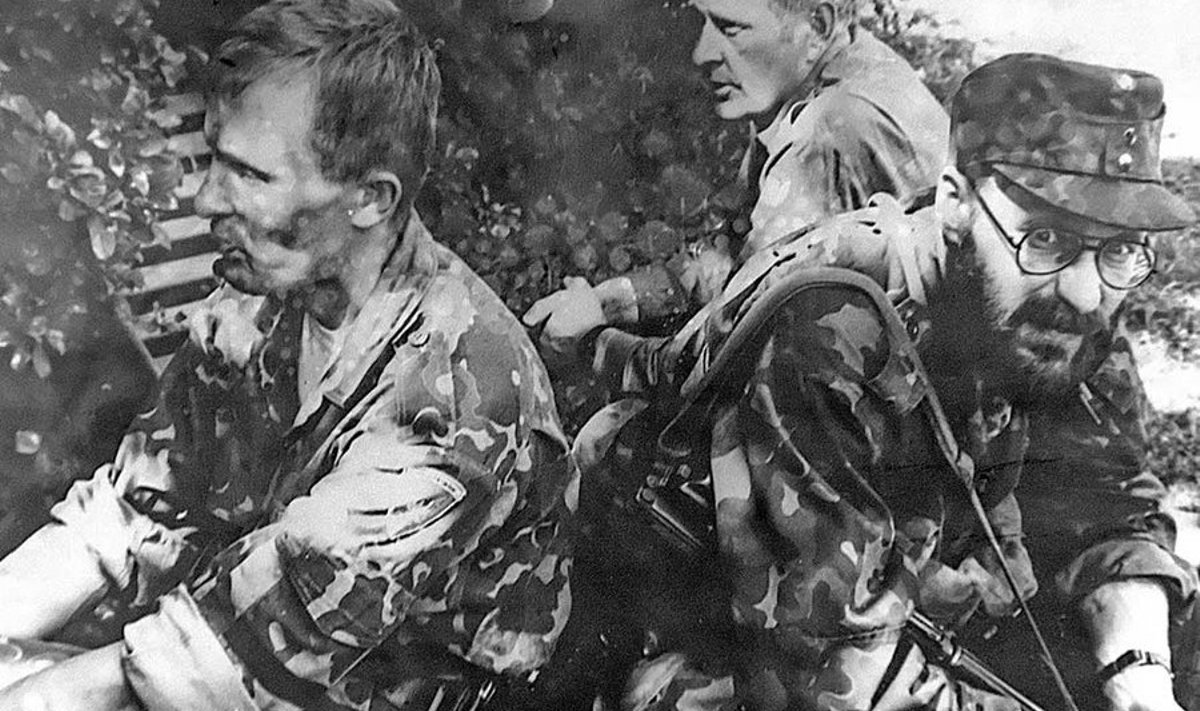 Jääger Andres Lepiku (paremal habemega) koos oma võitluskaaslaste Asso Kommeri (vasakul) ja Jaak Mosinaga paarkümmend aastat tagasi.