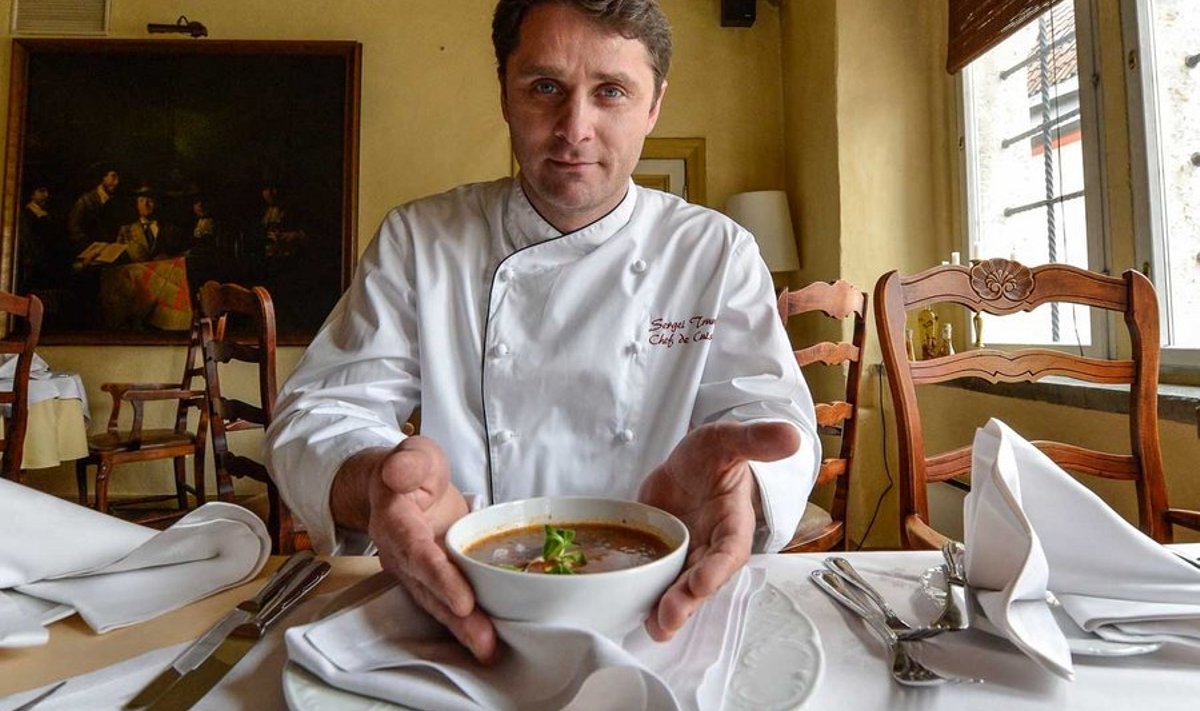 Restorani peakokk Sergei Trunov esitleb oma vürtsikat lambasuppi. (Foto: Andres Putting)