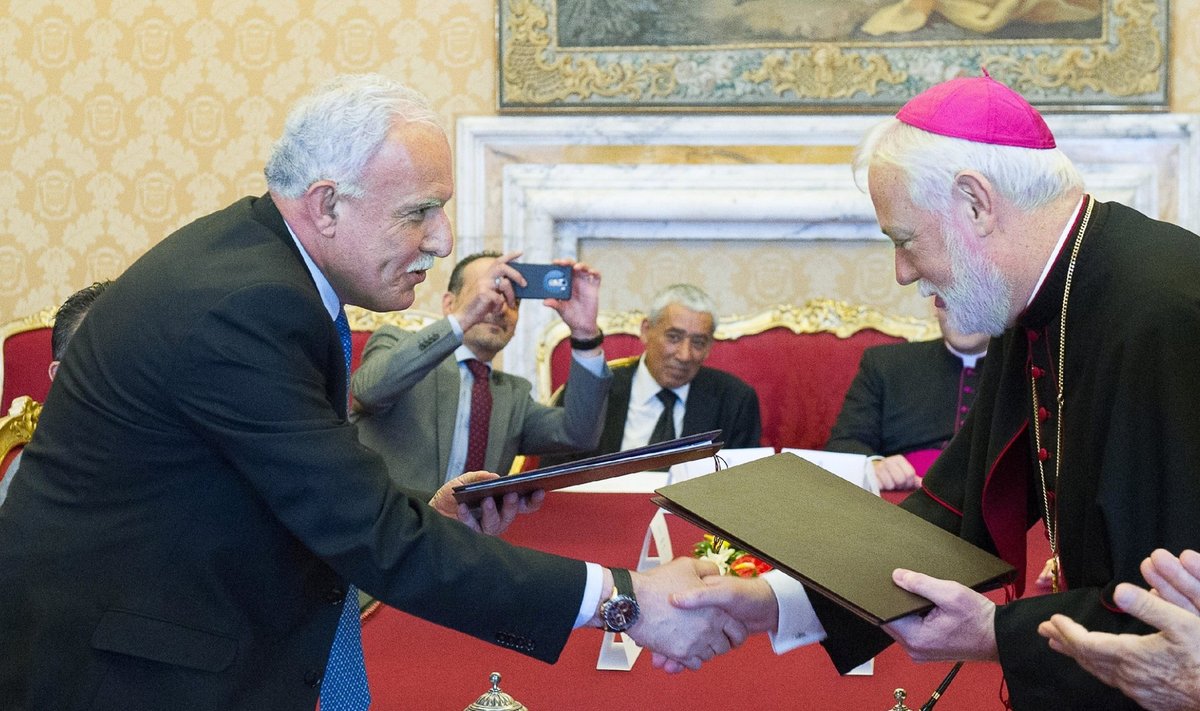 Palestiina ja Vatikani välisministrid pärast lepingu sõlmimist kätt surumas