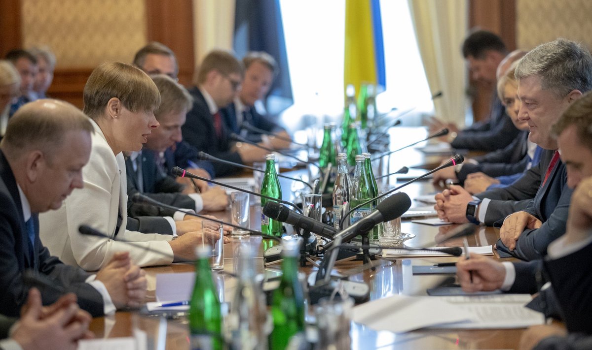 Kaljulaid ja Porošenko arutasid asju pikalt. Kohtuti nii omaette kui ka delegatsioonidega ja presidentide programm läks rohkem kui tunniga üle aja.