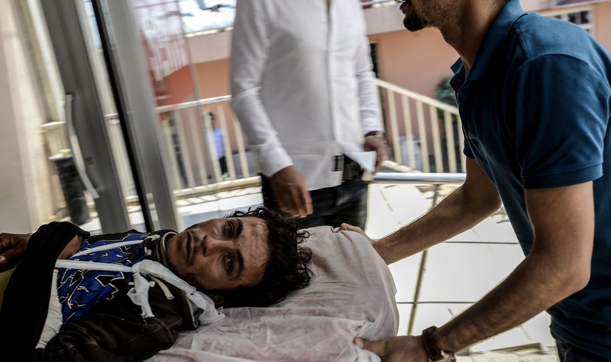 ISISe rünnaku ohvriks langenud kurdi mees Kobanes viiakse haiglasse