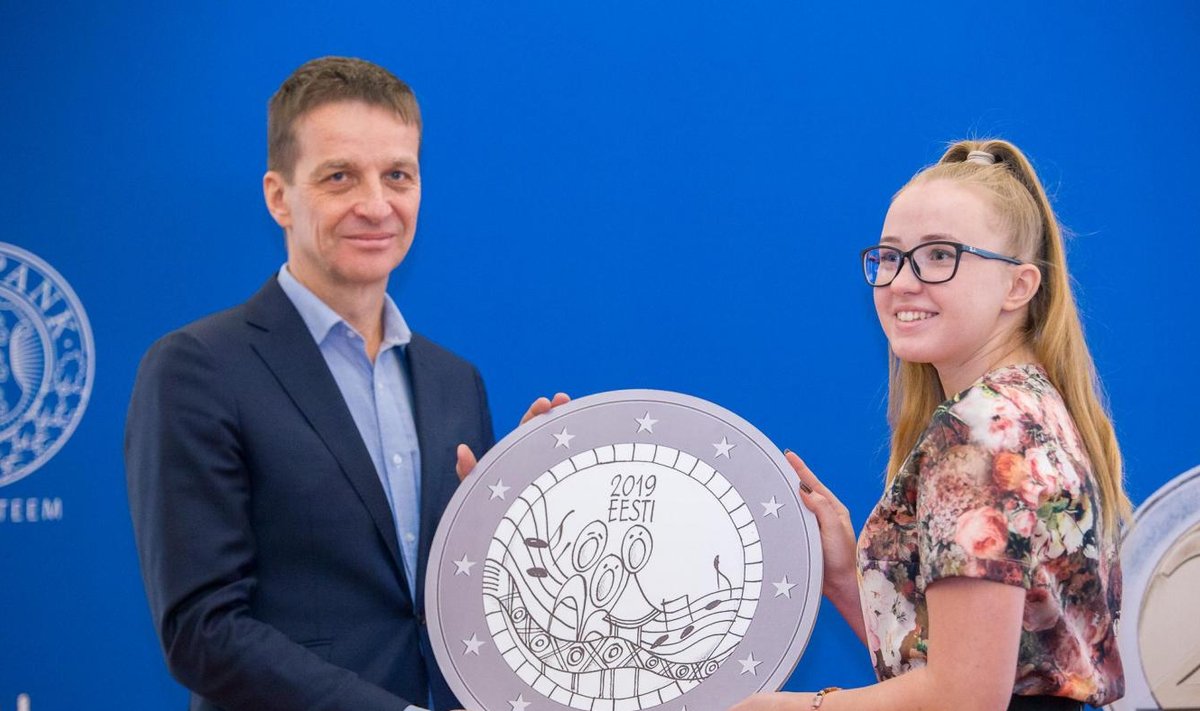  Eesti Panga president Ardo Hansson ja võistluse võitja Grete-Lisette Gulbis
