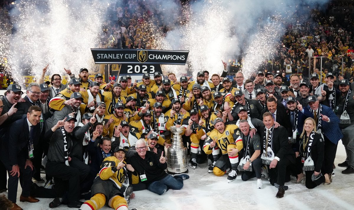 Vegas Golden Knights triumfi tähistamas.