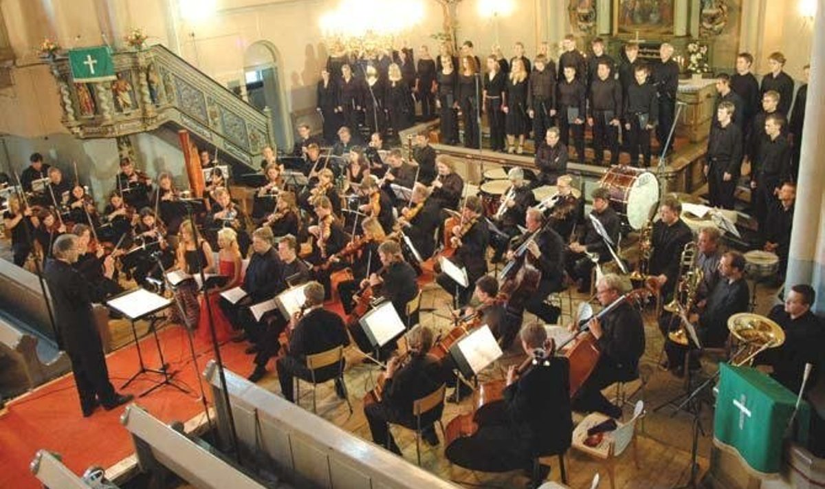 Enn Võrgu oratooriumi „Valvake“ esiettekanne 22. juulil 2005. Dirigent Tõnu Kaljuste. Foto: Arvo Kuldkepp