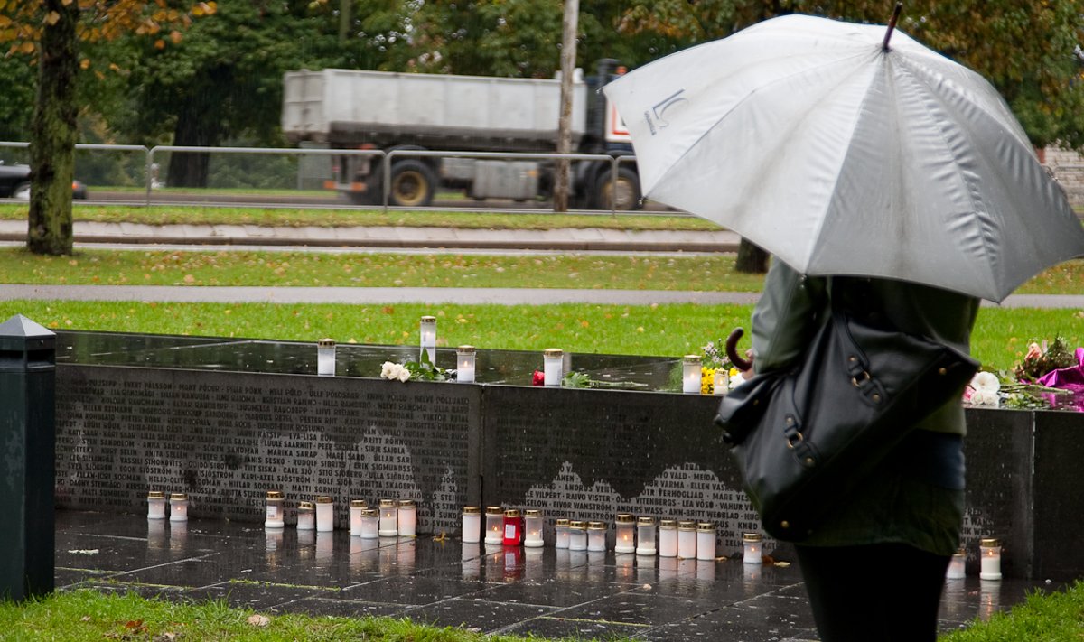 1996. aastal avati Tallinnas mälestusmärk „Katkenud liin”. Igal aastal tuuakse selle juurde 852 hukkunu mälestuseks lilli ja süüdatakse küünlaid.
