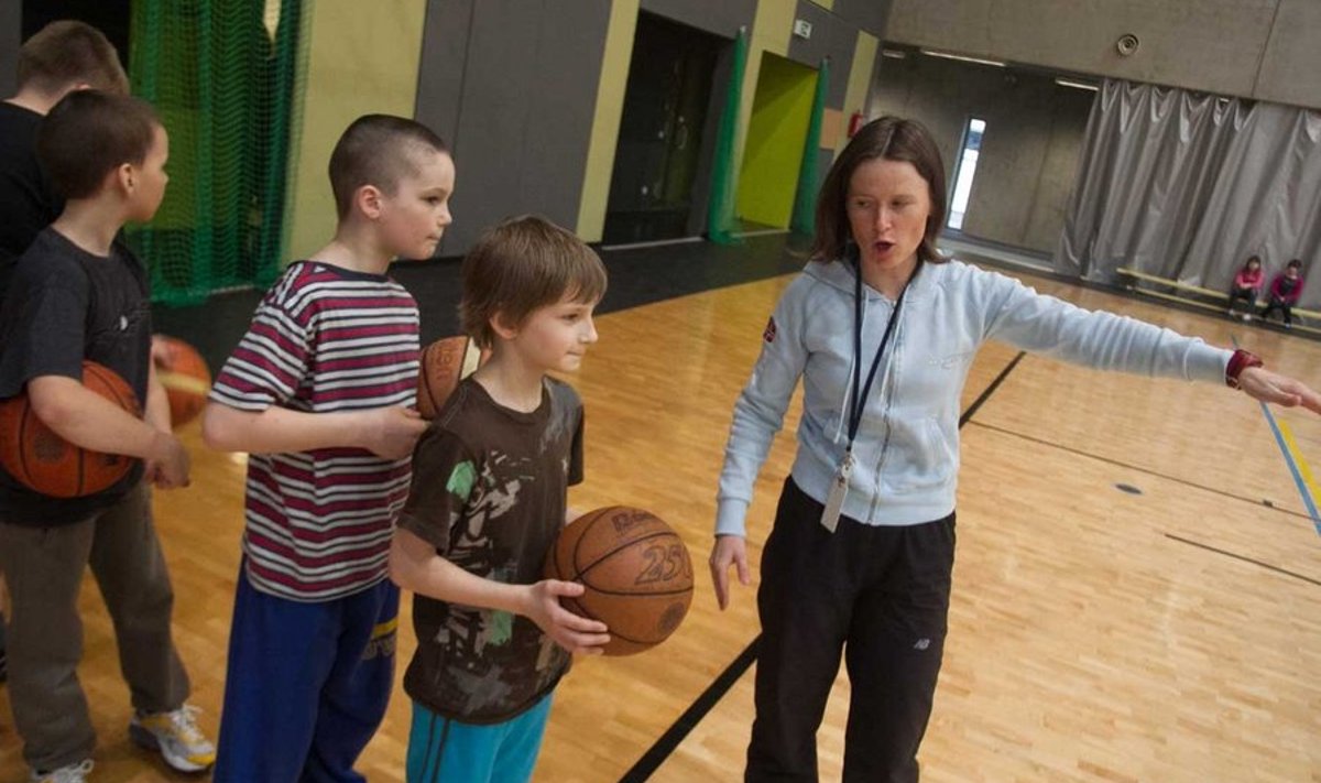 Kehalise kasvatuse õpetaja Geidi Kruusmanni tunnid on laste seas populaarsed. (foto: Siim Lõvi)