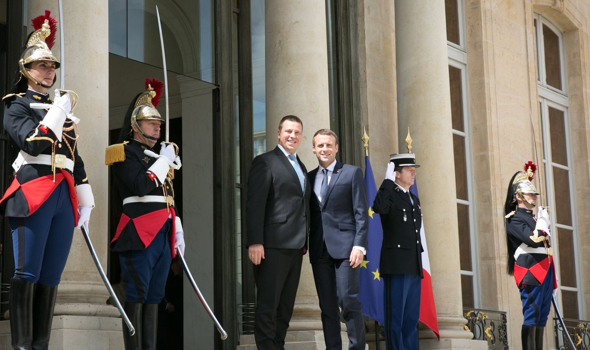 Jüri Ratas ja Emmanuel Macron. Neid kõrvuti Prantsusmaa presidendi uhke lossi ees vaadates pole näha, et kuskil oleks suur liigade vahe.