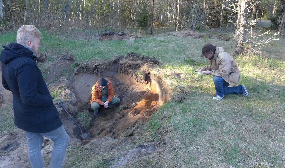 Kristjan Sanderi meeskond leiukohta dokumenteerimas