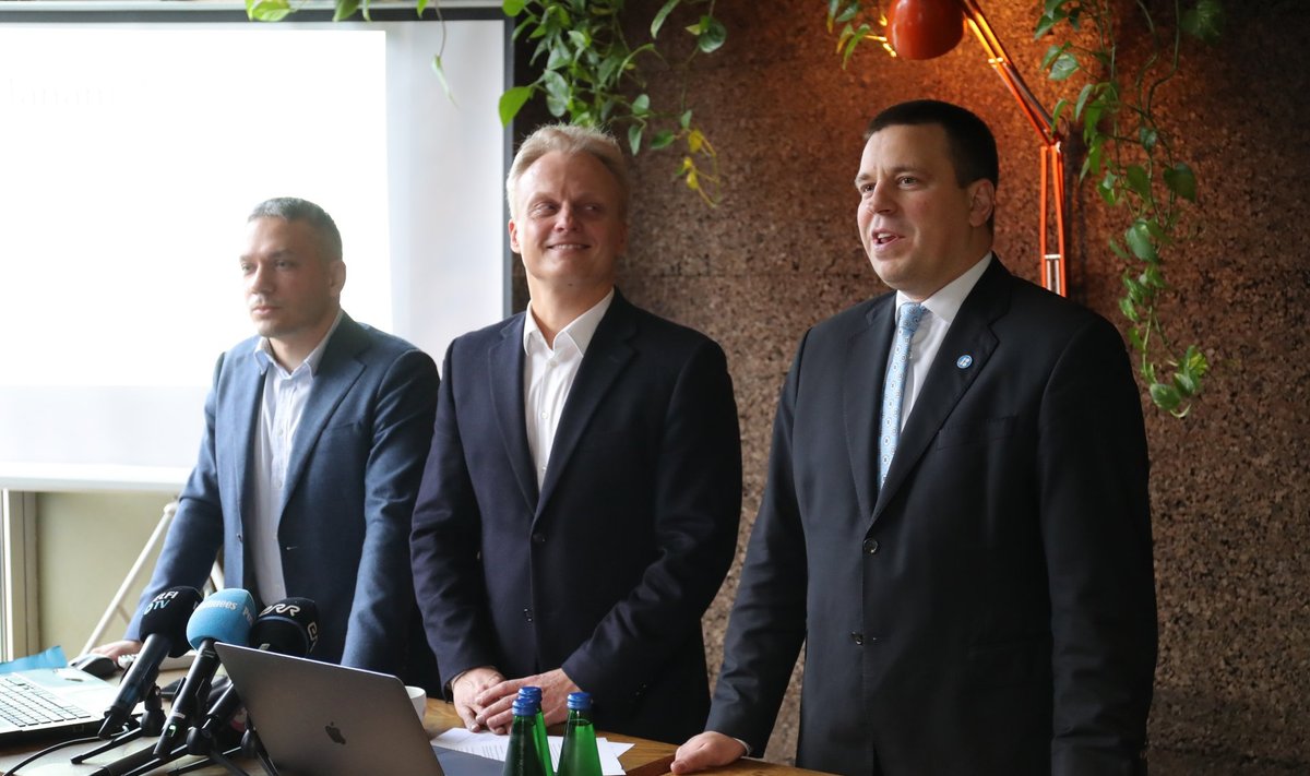 Andrei Korobeinik (vasakul) ja Imre Sooäär (keskel) teatasid täna Keskerakonna nimekirjas kandideerimisest. Kohal oli ka peaminister Jüri Ratas (paremal).