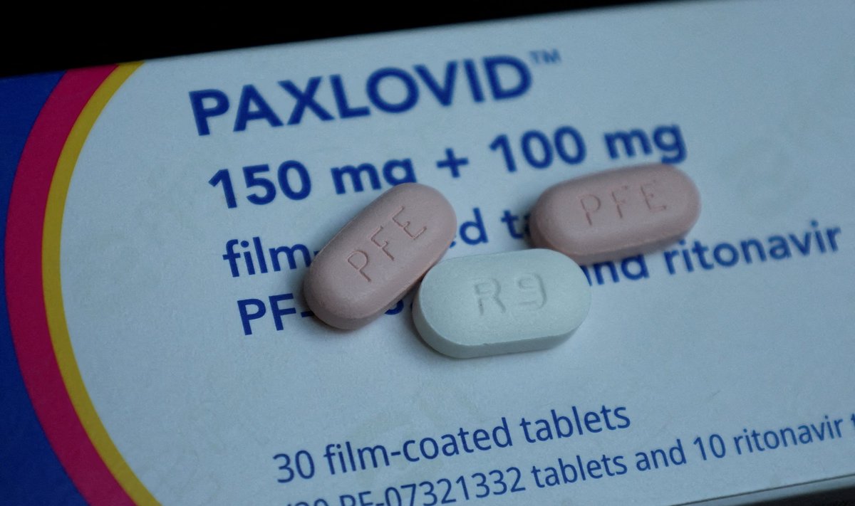 OODATUD: Paxlovidi tabletid, mida toodab Pfizer ehk sama ettevõte, mis toodab ka koroonaviiruse eest kaitsvat vaktsiini Comirnaty.