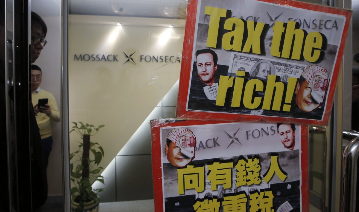 Meeleavaldajate kleebitud plakatid Mossack Fonseca kontori ees