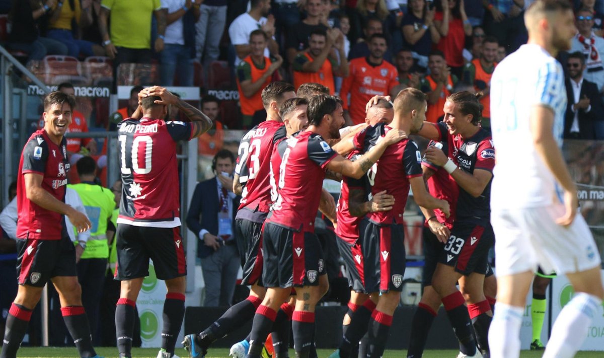 Cagliari mängumehed väravat tähistamas