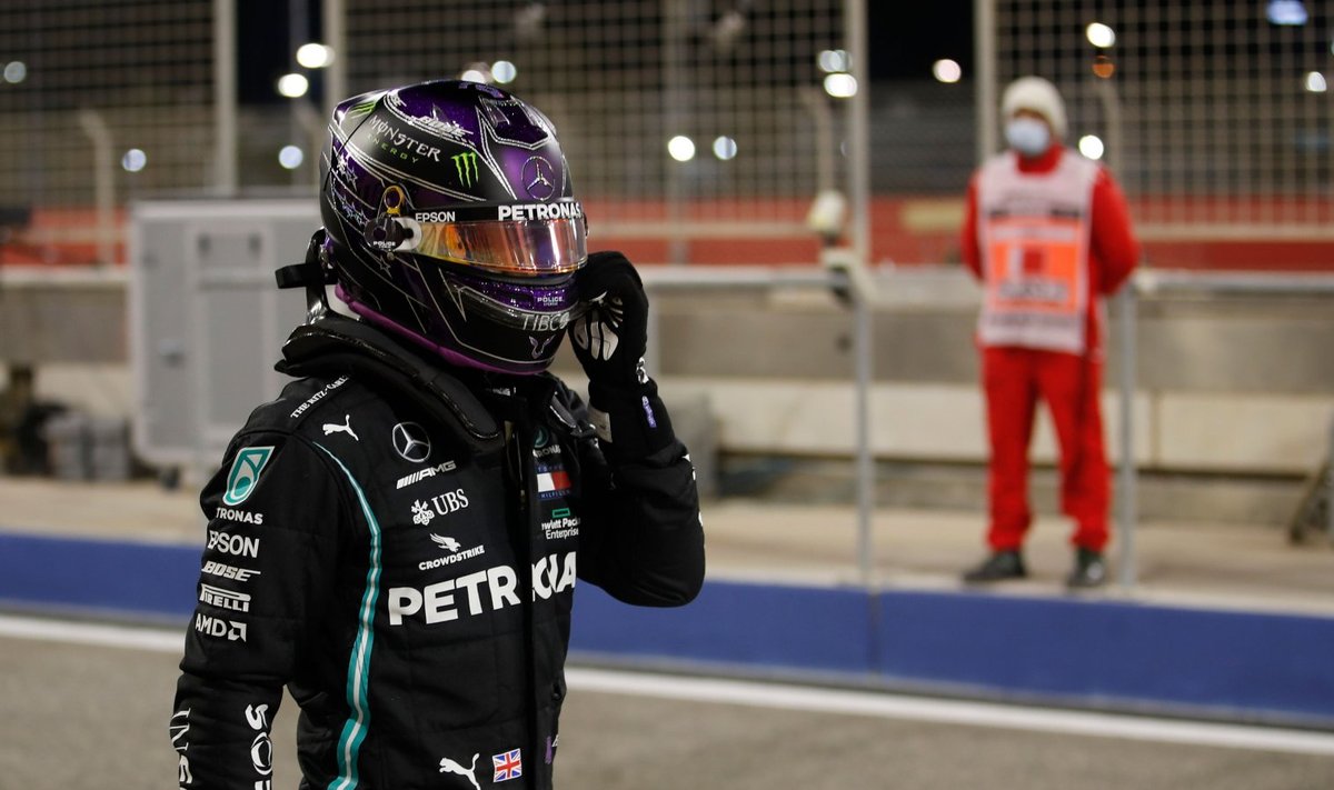 Lewis Hamilton alustab järjekordset sõitu esikohalt.