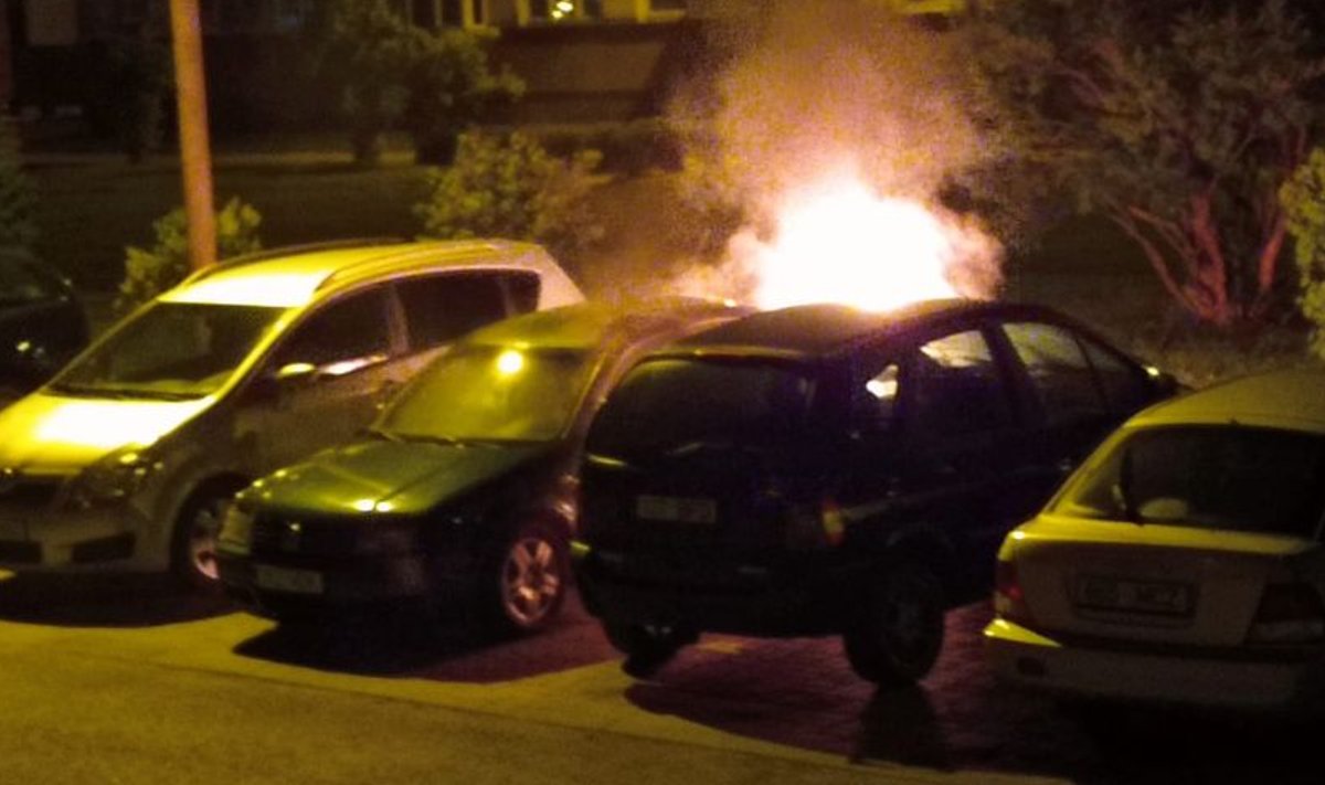 В Нарве в ночь на 21 мая сгорела машина во дворе дома на Таллиннском шоссе