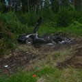 FOTOD: Kurikuulsa Läänemaa lennuvälja lähistel lebab tee ääres maani maha põlenud Audi