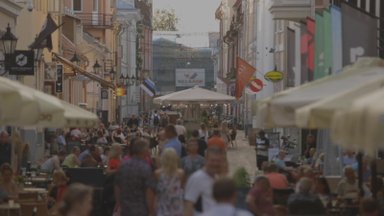 VIDEO | Nagu väike metropol! Vaata, milline on melu Tartu kesklinnas kuumal suveõhtul