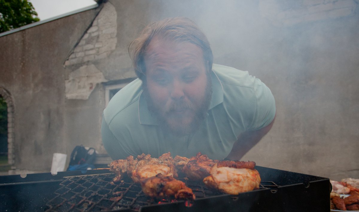 WHO arvates suurendavad eestlased üht oma lemmiktegevust – liha grillimist – harrastades vähiriski. Mil määral ja kui suur oht lihas õigupoolest peitub, on vähemalt esialgu ebaselge.
