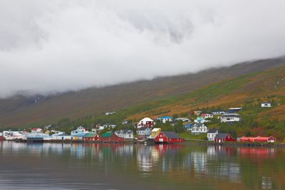 Idakalda fjordide lähedus asuv väikes Eskifjorduri linnake pakub elamusi loodusesõpradele.