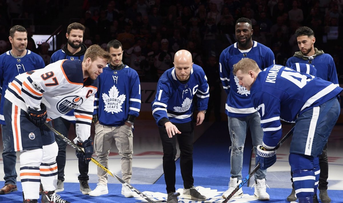 Maple Leafsi ja Edmonton Oilersi tseremoniaalse lahtiviske sooritas Toronto FC kapten Michael Bradley. Leo Komarov pildil esiplaanil paremal, Jozy Altidore tagareas paremalt teine