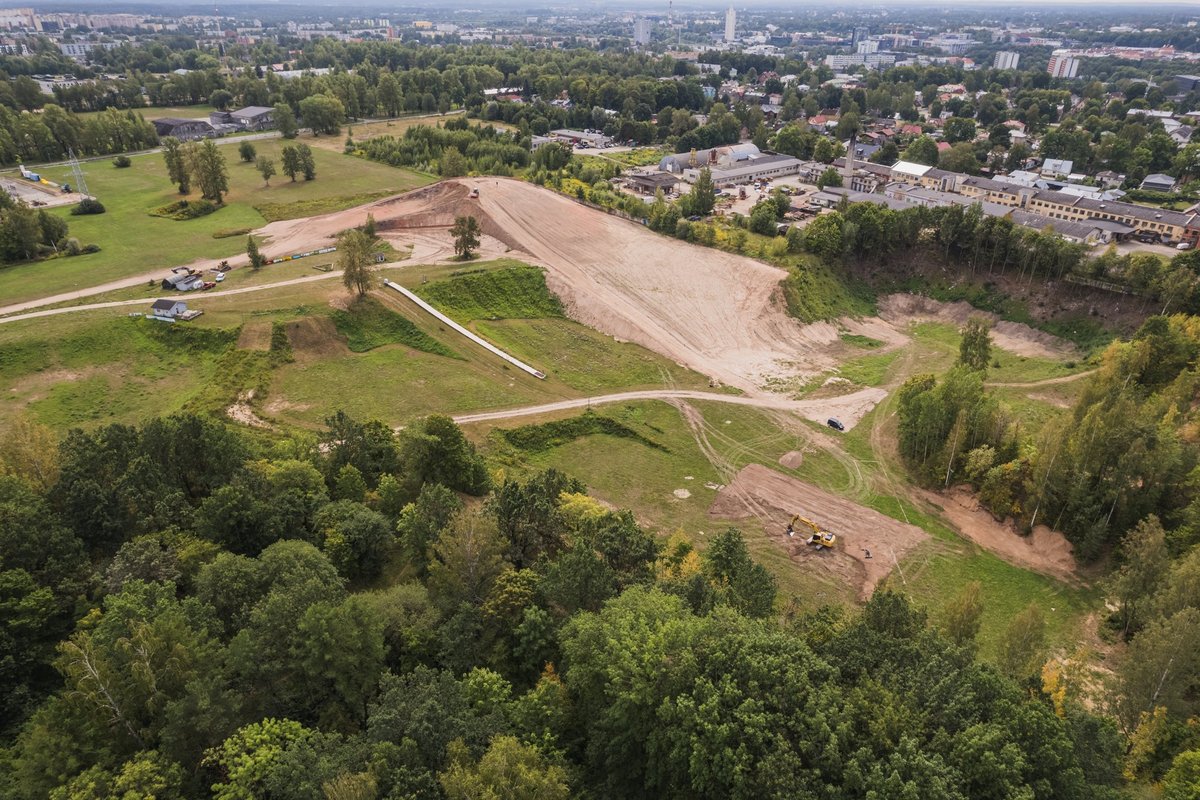 Fotod Tartusse Kerkiv Suusamägi Saavutas Oma Tipu Maaleht