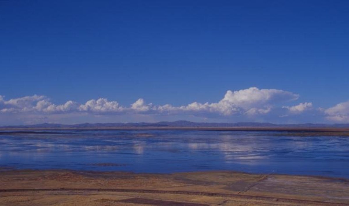 Vaade sinisele Titicaca järvele. (Foto: Wikimedia Commons / Mschlindwein)