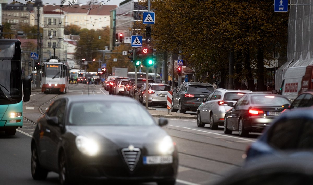 Lastega ja lasteta pered läbivad aasta jooksul keskmiselt kaks korda rohkem kilomeetreid kui vanemaealiste leibkondade liikmed.