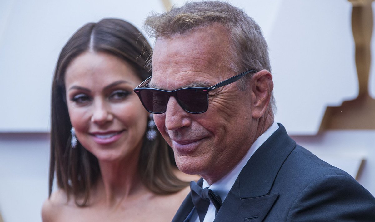 Costner ja Baumgartner 2022. aasta Oscari gala punasel vaibal.