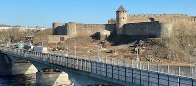 С берега Наровы хороша видна Ивангородская крепость