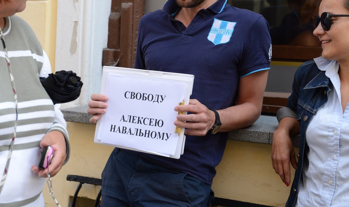 Aleksei Navalnõi toetuseks toimus väike meeleavaldus ka Tallinnas Vene saatkonna ees