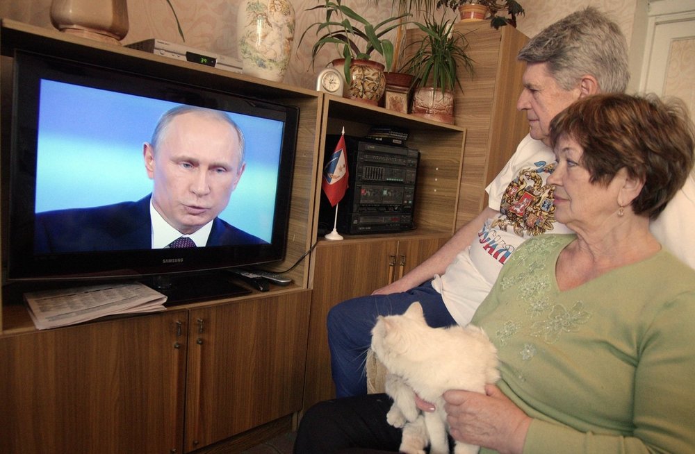 Телевизор смотрю вести. Бабушка у телевизора с Путиным.