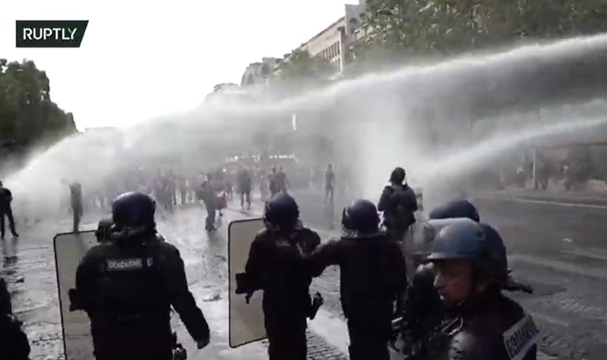 Politsei kasutas Pariisis protestijate vastu veekahureid. 