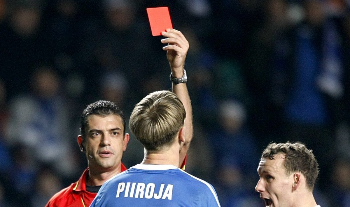 Viktor Kassai näitab punast kaarti Raio Piirojale, otsusega pole rahul ka Konstantin Vassiljev.
