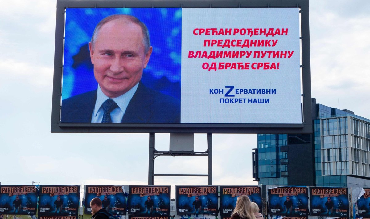 SÜNNIPÄEVALAPS: Serbia paremäärmusliku liikumise Nasi kulu ja kirjadega Belgradi riputatud plakatil seisab  "Palju õnne president Vladimir Putinile Serbia vendadelt!".