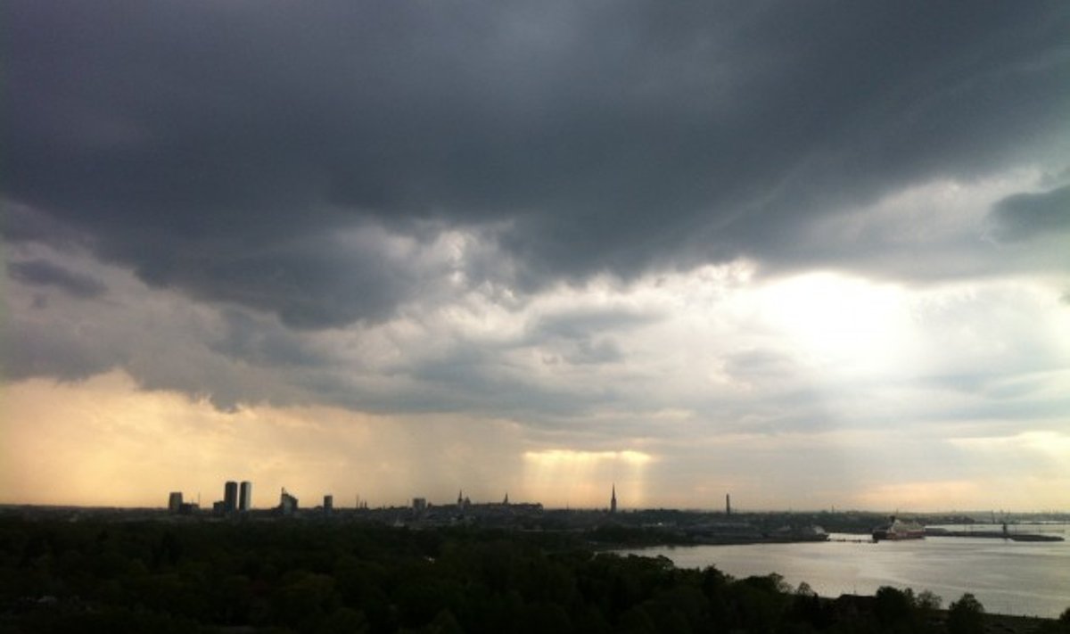 Дождевые облака над Таллинном.