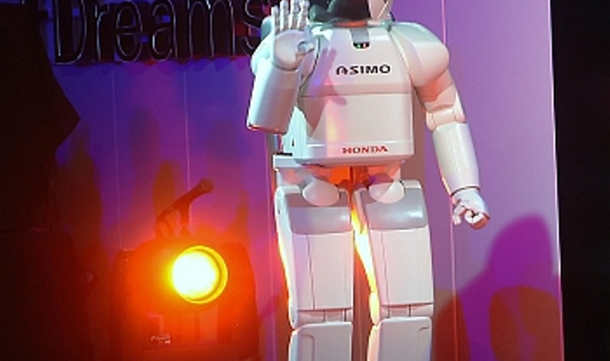 TÕMBENUMBER: Honda humanoidrobot Asimo vaimustas kõiki, kes tema esinemist jälgisid. Toomas Vabamäe