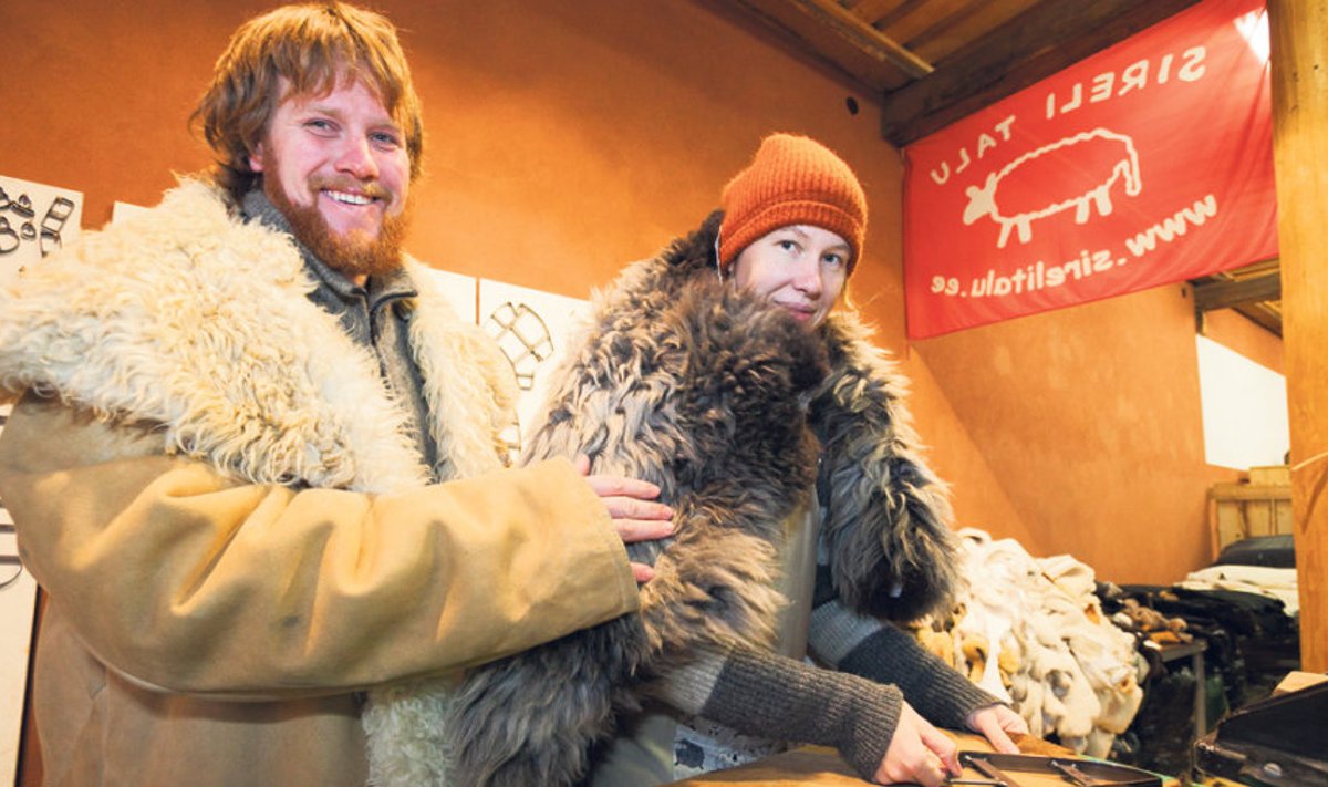 Nils-Naatan Kaivo ja Tuuli Ermel kiidavad kodumaise lamba­naha häid omadusi – pehmust  ja soojust.