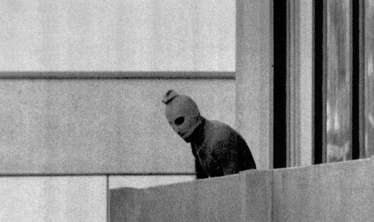 Palestiina terrorirühmituse liige Müncheni hotelli rõdul, kus Iisraeli sportlasi pantvangis hoiti.