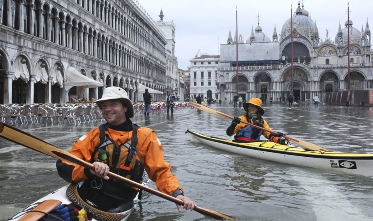 Paar kanuudega Veneetsias Püha Markuse väljakul